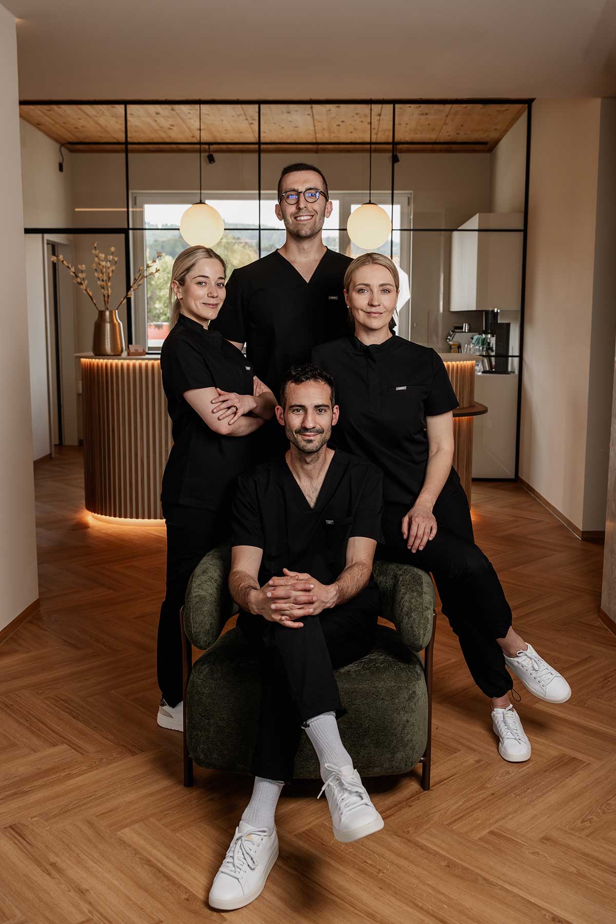 Team der plastischen Chirurgie Freyung vor der Anmeldung